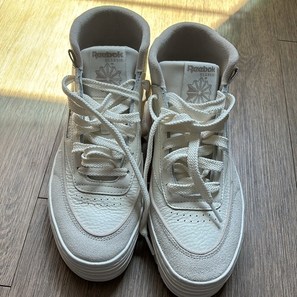 Never worn Reebok classics - Picture 2 of 4